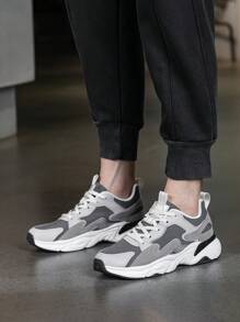 男士正式運動戶外低幫綁帶休閑運動鞋，具有防滑、耐磨和透氣等特性。時尚簡約的布料和皮革材料結合，適合春秋季節。男士跑步鞋，網球鞋，厚底鞋和實色橡膠鞋。 - 灰色 - 查看 2