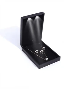 1个优雅的LED首饰盒，非常适合存放戒指、吊坠和手链，饰以闪亮水晶，是求婚、订婚、婚礼和特殊场合的完美之选。精致的黑色天鹅绒内衬首饰展示礼盒，适合作为圣诞节、情人节和周年纪念礼物。 - 黑色 - 查看 18