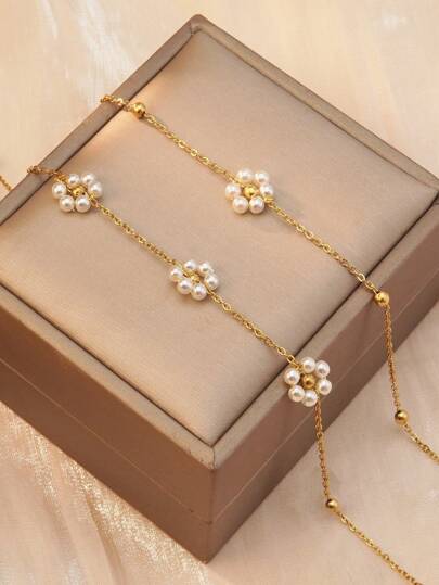 简单而可爱的 18K 镀金不锈钢手链，带有白色小塑料花朵装饰，非常适合女性在聚会或约会时佩戴，或作为情人节礼物。情人节