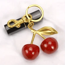 Mặt dây chuyền túi xách hình quả anh đào, Móc khóa hình quả anh đào, Phụ kiện túi xách, Có kẹp cho túi xách, Phụ kiện bằng nhựa và kim loại lấp lánh cho ví và túi xách dành cho phụ nữ Phụ kiện ba lô Quà tặng cảm ơn Phụ kiện giáo viên Móc khóa hình quả anh đào Valentine - Đỏ - Xem 4