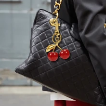 Mặt dây chuyền túi xách hình quả anh đào, Móc khóa hình quả anh đào, Phụ kiện túi xách, Có kẹp cho túi xách, Phụ kiện bằng nhựa và kim loại lấp lánh cho ví và túi xách dành cho phụ nữ Phụ kiện ba lô Quà tặng cảm ơn Phụ kiện giáo viên Móc khóa hình quả anh đào Valentine - Đỏ - Xem 6