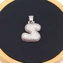 1件熱門氣泡字母項鍊,金鍍和方晶鋯石材質,可提供26個字母選擇,男女適用於日常佩戴 - 銀色 - 查看 26