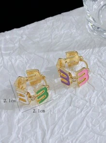 1 par de pendientes de letra en cobre con gotas de aceite de color sencillos y elegantes