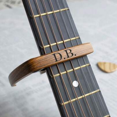 Cejilla de guitarra de metal con textura de madera personalizada, incluye 1 púa de madera, nombre/mensaje personalizable, púa grabada, regalo de cumpleaños, regalo del Día del Padre (para guitarristas), púa de madera, caja para púa, cejilla de guitarra personalizada, multifuncional, reutilizable, decorativa, sofisticada y de moda, colorida y divertida, personalizable, única, regalo ideal para ella, regalo ideal para él, regalo de aniversario, regalo de cumpleaños
