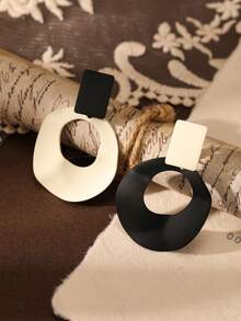 زوج من أقراط المسامير المعدنية ذات الشكل الهندسي الفريد والألوان المتباينة، مناسبة للنساء للاستخدام اليومي والأعياد والحفلات، هدية رائعة للأصدقاء، إكسسوارات مجوهرات - حلق الاذن - مشاهدة 3