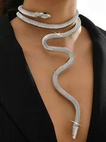 قلادة عنق مضبوطة الحجم بطبعة جلد الثعبان المقلد الأنيقة والمبالغ بها، يمكن ارتداؤها بشكل مرتخي حول الرقبة قطعة واحدة