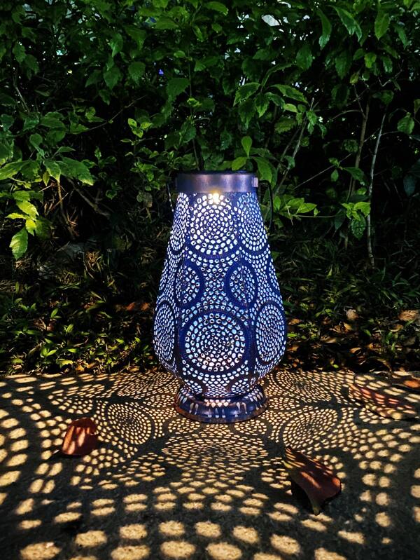 1 pieza Lámpara de linterna hueca de hierro con energía solar, luz decorativa de camino de jardín, iluminación del paisaje rural simple con patrón floral hueco, encendido/apagado automático, sin electricidad requerida