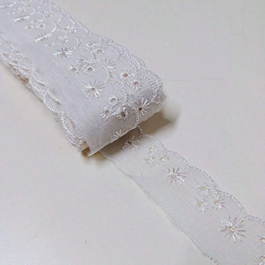 Bordado Inglês Estreito 2,5cm Largura - Peça com 13,70m Renda Lese  Bordado Ingles