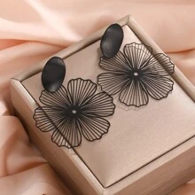 2 szt. Przesadne czarne klipsy z kwiatowym wzorem, moda Wyjątkowy styl metalowy Resort Wysokiej klasy kolczyki bez przekłucia Dla kobiet, ślub i odzież na co dzień
