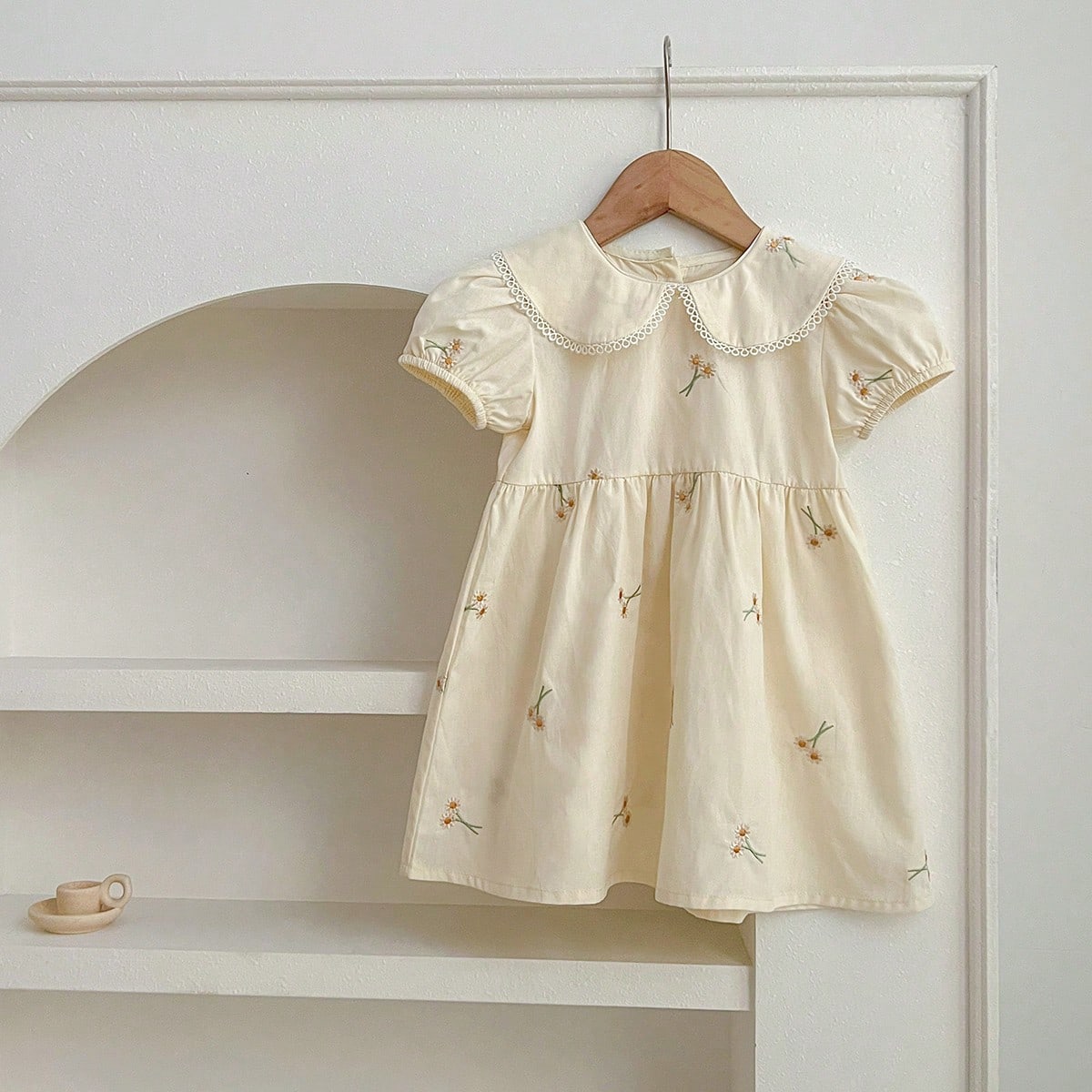 Nuevo vestido de princesa para niña joven con cuello Peter Pan bordado con flores y mangas cortas