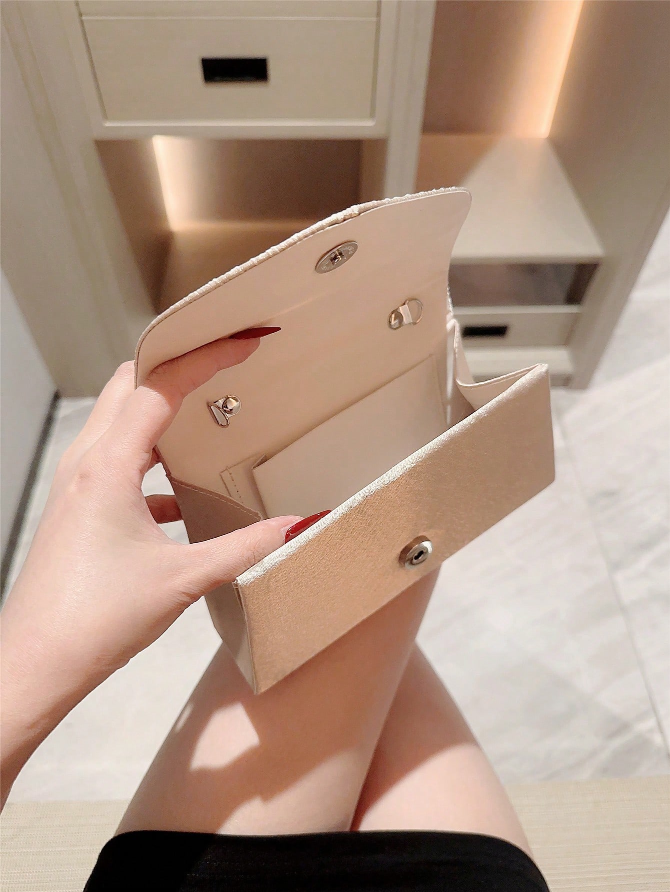 حقيبة مسائية بتصميم مجعد أنيق، حقيبة كلاتش براقة مزينة بالخرز الاصطناعي، حقيبة رسمية فاخرة من الساتان، حقيبة كلاتش بغطاء وسلسلة لحفلات التخرج، تتناسب تماما مع إطلالة السنة الجديدة، تتناسب بشكل ممتاز مع فساتين الحفلات للنساء، أساسيات حفلات الزفاف، تتناسب تماما مع فستان التخرج، وفساتين الحفلات