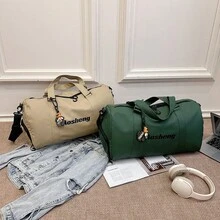 简约超纤短途户外行李包，大容量手提包、斜挎包、单肩包，防泼水功能。包含一个装饰吊坠。Suffle 女包 - 卡其色 - 查看 4