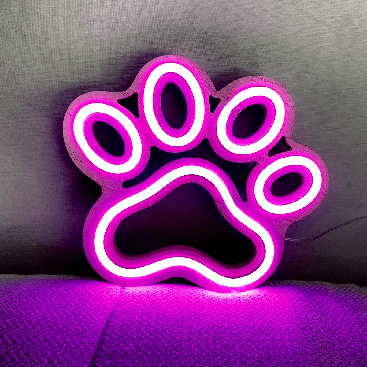 1入組超亮度狗爪紋路藍色霓虹燈牆裝飾燈，尺寸9.44x8.66x0.7英寸（24x22x1.8厘米），可使用電池或USB電源，適用於臥室，房間，家庭，酒吧，露營，生日派對，情人節，聖誕節禮物可愛裝飾氛圍燈