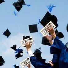 一款新穎創新的木質錢包，可個性化印有姓名，非常適合夏季、畢業和派對，是送給男友/女友留下高中時光回憶的酷炫禮物