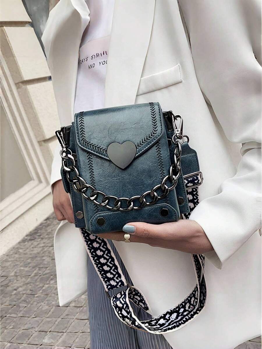 Túi vuông nhỏ mới có dây đeo xích dày và trang trí hình trái tim độc đáo, dây đeo bản rộng, phù hợp với trang phục thường ngày và các sự kiện sành điệu như hẹn hò, mua sắm và đi làm, dành cho phụ nữ. Có thể đeo vai hoặc đeo chéo, có ngăn đựng điện thoại.