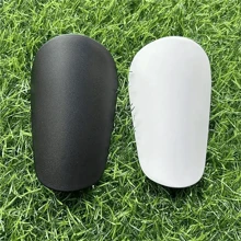 1 par de mini espinilleras de fútbol creativas, mini rodilleras deportivas para protección de piernas - Blanco - Ver 6