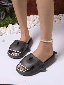 Chanclas de tiburón negras lindas para mujeres para exteriores con estilo 2024 para adultos, parejas y niños. Fabricadas en EVA, ligeras, suaves, antideslizantes y resistentes al desgaste. Adecuado para uso en el hogar. Tallas grandes disponibles. Moda de verano europea y americana. Talla 32-34 tiene un tamaño pequeño. - Gris Oscuro - Ver 4