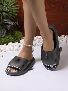 Chanclas de tiburón negras lindas para mujeres para exteriores con estilo 2024 para adultos, parejas y niños. Fabricadas en EVA, ligeras, suaves, antideslizantes y resistentes al desgaste. Adecuado para uso en el hogar. Tallas grandes disponibles. Moda de verano europea y americana. Talla 32-34 tiene un tamaño pequeño. - Gris Oscuro - Ver 8