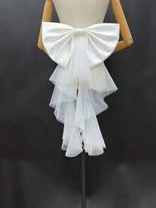 1件白色缎面后背蝴蝶结装饰，配不对称网纱飘带，可作腰饰。情人节配饰