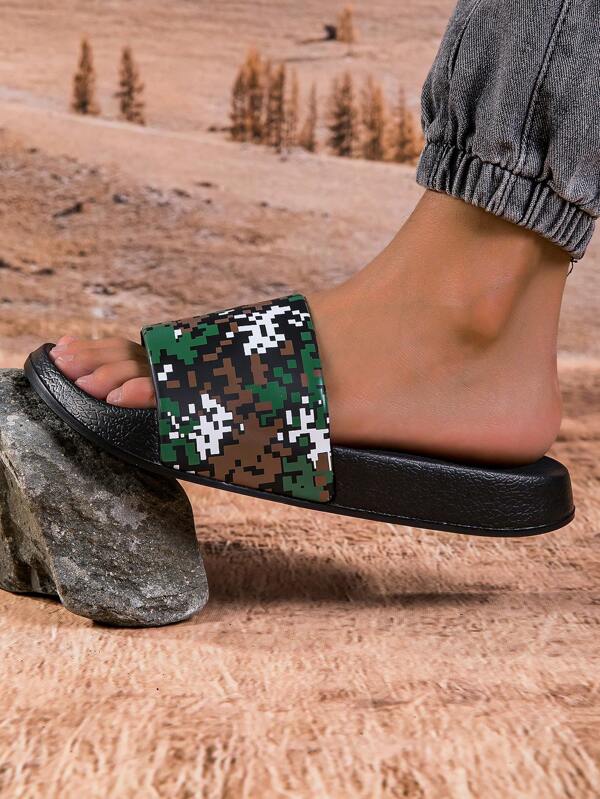 Men's Camouflage Pattern Black & Green Fashionable Slippers, Casual Anti-Slip Open-Toe Big Size Sandals. Suitable For Indoor And Shower Wear, Also Good For Outdoor Wear With Water-Resistant And High-Elasticity Soft Sole.
