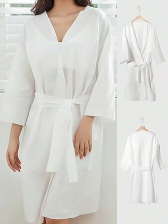 1件清潔、衛生且舒適的一次性浴袍，適用於旅行和商務旅行