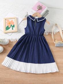 Giovane ragazza Vestito Vintage senza maniche con colletto a camicia oxford, vita cinturata e orlo plissettato a contrasto di colore, estate