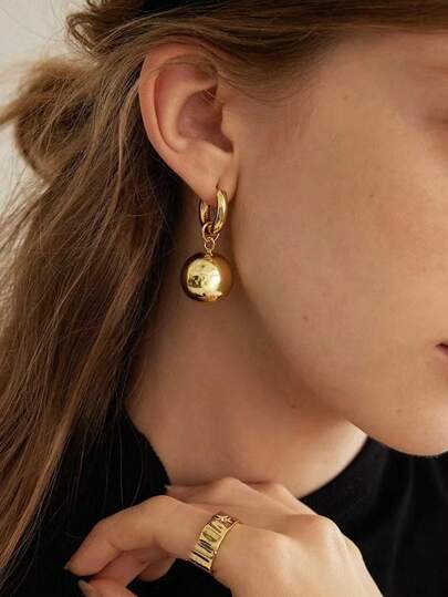 1 par de pendientes de aro de acero inoxidable chapado en oro de 18K con colgante de bola geométrica hueca de resina, diseño minimalista para uso diario