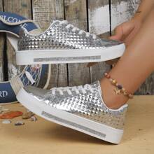 女性2024新春流行銀色運動鞋，多功能休閒平底鞋