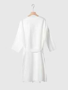 1件清潔、衛生且舒適的一次性浴袍，適用於旅行和商務旅行