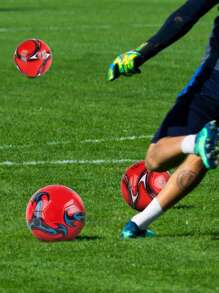 1pc Professional Anti-Burst Football, Official Size For Outdoor Training & Recreational Use, Suitable For Backyard, Park, Beach Play - Red - View 3