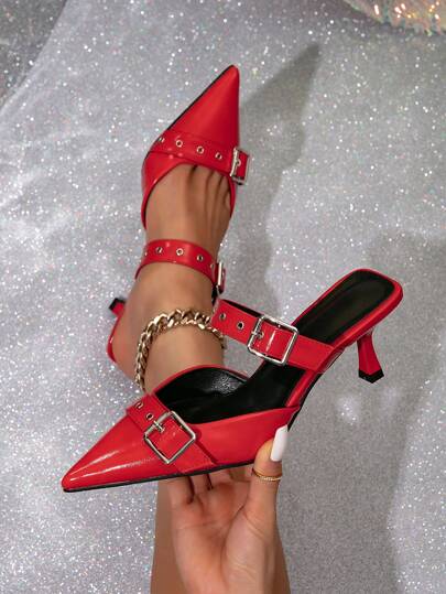 歐美風格雙層皮帶配有尖頭高跟鞋，配有扣環和鑲有裝飾釘，適合搖滾音樂節和朋克風格，鞋跟較細