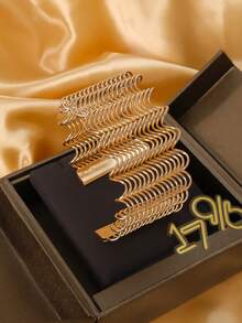 Fashion this season F&S 1入組華麗奢華的金屬空心編織復古開口手鐲，適合女士穿戴於工作、聚會、宴會、生日、商務活動、購物、下午茶、情侶出遊、浪漫約會、海灘度假等，同時亦可作為贈送給朋友和家人的禮物。 - 波浪彎曲款 - 查看 6