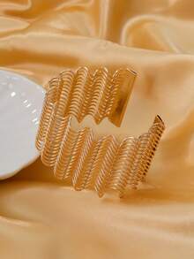 Fashion this season F&S 1入組華麗奢華的金屬空心編織復古開口手鐲，適合女士穿戴於工作、聚會、宴會、生日、商務活動、購物、下午茶、情侶出遊、浪漫約會、海灘度假等，同時亦可作為贈送給朋友和家人的禮物。 - 波浪彎曲款 - 查看 7