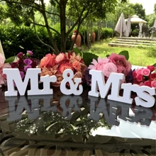 Conjunto de decoración romántica para bodas Mr. & Mrs. de 3 piezas - Duradero adorno para fotomatón de PVC con letras personalizadas en inglés - Perfecto para la ceremonia y la recepción - Blanco - Ver 1