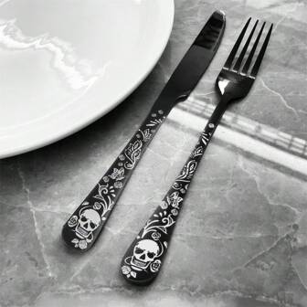 4/16/24 pièces Set de couverts noirs, sert pour 1/4 personnes, comprend des cuillères, fourchettes et couteaux, couverts en acier inoxydable pour la maison et la cuisine, design gothique parfait pour les amateurs de sombre et de rock, poli miroir, lavable au lave-vaisselle, cuisine, cadeau de Noël, fournitures scolaires