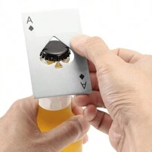 这款扑克牌造型的不锈钢开瓶器，适用于啤酒和软饮料瓶。采用耐用的不锈钢材质，边缘加固，不易变形。设计简约实用，小巧便携。小巧新颖精致，尺寸与扑克牌相仿。是家庭聚会、公司开业、婚礼、露营、野餐、招待会等场合的理想之选。也是馈赠亲友的佳品。 - 彩色 - 查看 8