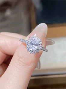 Élégante bague ovale de moissanite d'1 carat pour femmes, en argent sterling S925, parfaite pour offrir comme cadeau de vacances pour qu'elle la porte aux fêtes
