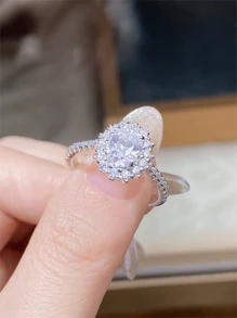 Élégante bague ovale de moissanite d'1 carat pour femmes, en argent sterling S925, parfaite pour offrir comme cadeau de vacances pour qu'elle la porte aux fêtes