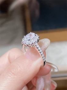 Élégante bague ovale de moissanite d'1 carat pour femmes, en argent sterling S925, parfaite pour offrir comme cadeau de vacances pour qu'elle la porte aux fêtes