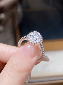 Élégante bague ovale de moissanite d'1 carat pour femmes, en argent sterling S925, parfaite pour offrir comme cadeau de vacances pour qu'elle la porte aux fêtes
