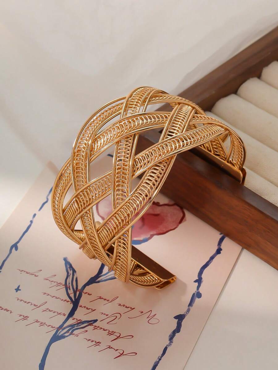 Fashion this season F&S 1入組華麗奢華的金屬空心編織復古開口手鐲，適合女士穿戴於工作、聚會、宴會、生日、商務活動、購物、下午茶、情侶出遊、浪漫約會、海灘度假等，同時亦可作為贈送給朋友和家人的禮物。 - 波浪彎曲款 - 查看 1
