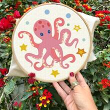 4入組海洋主題初學者和手工藝愛好者刺繡DIY套件，包括海馬、鯨魚、海龜和章魚圖案，4件印花刺繡布、一個刺繡框、足夠的刺繡線以及說明文件（一些刺繡配件的顏色是隨機的） - 彩色 - 查看 4