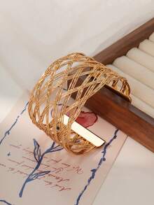 Fashion this season F&S 1入組華麗奢華的金屬空心編織復古開口手鐲，適合女士穿戴於工作、聚會、宴會、生日、商務活動、購物、下午茶、情侶出遊、浪漫約會、海灘度假等，同時亦可作為贈送給朋友和家人的禮物。 - 波浪彎曲款 - 查看 4