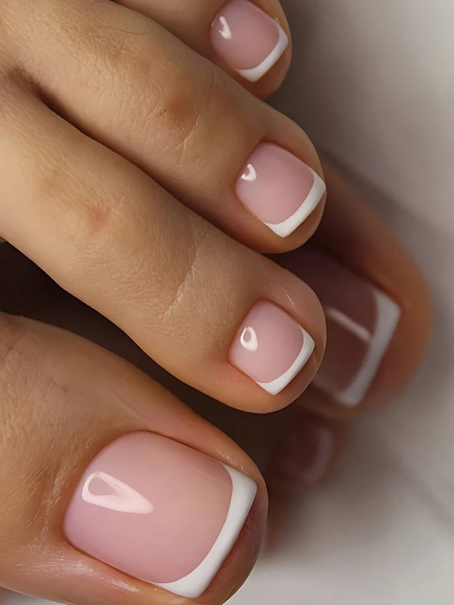 24 Stück minimalistische bright weiße künstliche Zehennägel mit französischer weißen Randdekoration - einfach anwendbare, kurz-quadrate falsche Zehennägel, für tägliche Mode geeignet + 1 Stück Gelee-Kleber + 1 Stück Nagelfeile Nagelbedarf