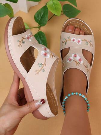 新款夏季空心花刺繡高跟拖鞋，開口羅馬平台女拖鞋，軟底鞋，復古創意設計，適合外出時尚穿搭，透氣舒適