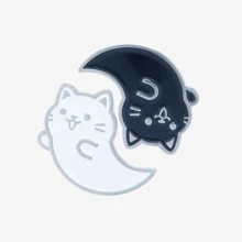 Conjunto de 2 Broches de Esmalte Yin Yang com Gato Fantasma - Personalizáveis, para Colarinho, Chapéu, Lapela, Roupas, Bolsas, Mochilas, Materiais Escolares, Acessórios de Escritório, Camisas, Jaquetas, Natal, Halloween, Outono-Inverno - Ideais para Adolescentes, Jovens, Homens, Uso Casual, Atividades ao Ar Livre, Esportes, Férias, Formaturas, Aniversários e Uso Diário. Perfeitos para Professores, Homens e Bolsas. - Preto e Branco - Ver 2