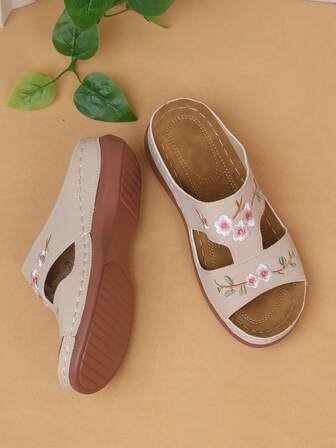 新款夏季空心花刺繡高跟拖鞋，開口羅馬平台女拖鞋，軟底鞋，復古創意設計，適合外出時尚穿搭，透氣舒適