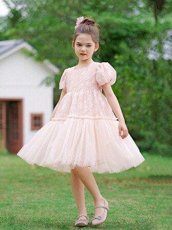 Nuevo vestido rosa de patrón elevado dulce de princesa con mangas abullonadas y empalme de malla para niña joven de llegada de verano