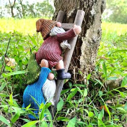 Kreativ utegård tecknad dvärgklättringstrappa Dekorativ hartshantverksprydnad med vitt skägg