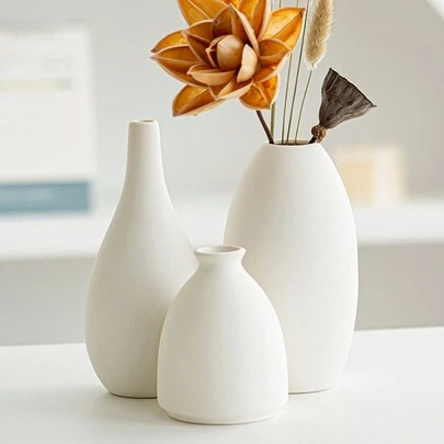 1个白色陶瓷小花瓶，适用于婚礼餐桌装饰、插花、家居客厅书桌装饰、生日礼物、毕业典礼、返校季，也可作为玻璃花瓶使用。